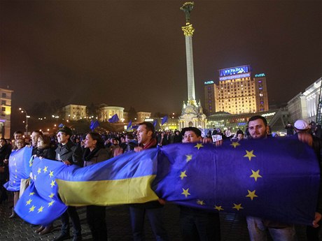 Protestní shromádní v Kyjev. Lidé protestují proti zastavení evropské integrace