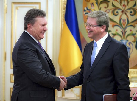 Ukrajinský prezident Viktor Janukovy (vlevo) s eurokomisaem tefanem Fülem 