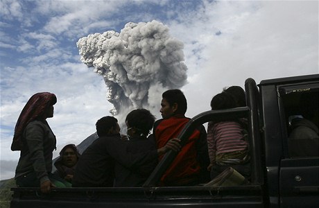 Erupce indonéské sopky Mount Sinabung vyhnala z domov na 15 000 lidí