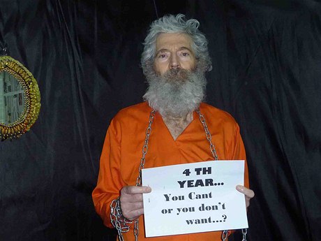 Robert Levinson ve vzeské uniform na anonymních snímcích