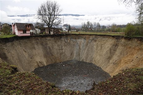 Kráter v bosenské vesnici Sanica