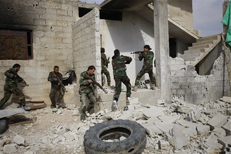 Libanontí a Irátí vojáci prohledávají domy ve mst Hatita