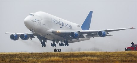 Boeing 747 Dreamlifter odlétá z letiště Wichita, kde uvázl po chybném přistání