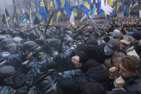 Demonstrace v Kyjev vyvrcholila útokem na sídlo vlády.