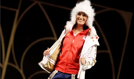 Slušivá beranice. Nikola Sudová představila oblečení pro olympiádu v Soči.