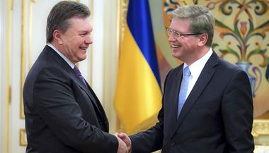 Ukrajinsk prezident Viktor Janukovy (vlevo) s eurokomisaem tefanem Flem 