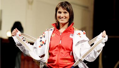 Stylové kšandy. Nikola Sudová představila oblečení pro olympiádu v Soči.