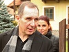Petr Kott byl dnes proputn z vazby. Doma v Rudné u Prahy se setkal se svou partnerkou Kateinou Pancovou.