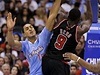 Basketbalista Los Angeles Clippers Ryan Hollins (vlevo) a Luol Deng z Chicaga Bulls