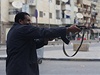Stoupenec libyjsk armdy stl proti islamistm bhem ozbrojench stet mezi libyjskou armdou a salafistickou skupinou Ansan a-ara