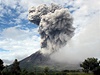 Sopka Mount Sinabung chrl rozhaven popel a kamen