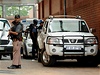Jihoafrití policisté ped soudní budovou, v ní se koná proces s Radovanem Krejíem
