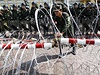 Thajská policie upravuje bariéru z ostnatého drátu, která má bránit ministerstvo obrany ped demonstranty