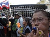 Protestující Thajci ped budovou ministerstva kolství