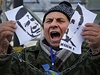 "Zbable!" kií demonstrant v Kyjev a trhá portrét prezidenta Janukovye