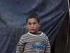 Syrské dti ped svým stanem v uprchlickém táboe