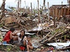Lidé ve mst Guiuan peívají v troskách svých dom. Suuje je asté stídání poasí a det. 