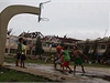 Cyklón podle filipínské?ho ministerst?a sociálních vcí zniil 1948 kol a 1600 kolek, co znemoní pokraovat ve výuce 638 tisícm dtí