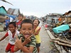 Nejviditel?njím znakem vracející se nadje jsou na Filipínách vudypíto?mné dti, které trosky vyuívají ke he. Baví se a pokikují na cizince, jako vude na svt