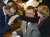 Zleva poslanci Miroslav Kalousek, Martin Komárek a Kateina Konená na ustavující schzi Poslanecké snmovny 