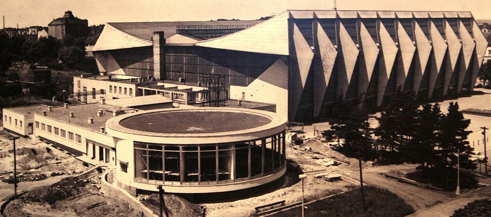 Výstava Lesk, barvy a iluze - Architektura Plzn� v �edesátých letech v plze�ské Galerii 13, která je sou�ástí Západo�eské galerie. Zimní stadion na �tefánikov� nám�stí, cca 1975.