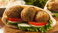 Falafel vs. hamburger. Arabsk fastfoody expanduj do Evropy