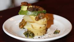 V Paíi oznaované za jedno z center svtové gastronomie budí nyní novou pozornost zavedená restaurace Le Festin Nu, která od íjna nabízí ve svém bném jídelníku i rzn upravený hmyz i jiné lenovce. 