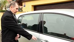 Petr Kott byl dnes propu�t�n z vazby. Doma v Rudné u Prahy se setkal se svou partnerkou Kate�inou Pancovou.