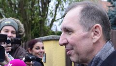 Petr Kott po propu�t�ní z vazby v Rudné u Prahy.