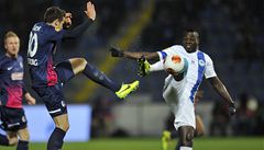 Utkání 5. kola základní skupiny H fotbalové Evropské ligy Slovan Liberec - SC Freiburg. Dzon Delarge (vpravo) z Liberce a Christian Günter z Freiburgu.