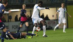 Sackey se snaí prolomit hostující obranu