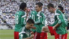 Fotbalista Mexika Oribe Peralta slaví postup týmu na mistrovství svta a pedvádí itní bot