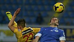 Fotbalista Dukly Praha Ondej Vrzal (vlevo) a Michael Rabuic z Liberce