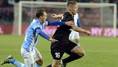 Sparta Praha - FK Mladá Boleslav. Pavel Kadeábek ze Sparty (vpravo) a Jan tohanzl z Mladé Boleslavi