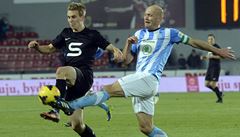 Sparta Praha - FK Mladá Boleslav. Dokal ze Sparty (vlevo) a Petr Johana z Mladé Boleslavi