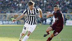 Fotbalista Juventusu Fernando Llorente (vlevo) a Federico Ceccherini z Livorna