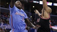Basketbalista Los Angeles Clippers Jamal Crawford (vlevo) a Taj Gibson z Chicaga Bulls