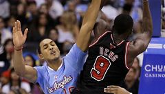 Basketbalista Los Angeles Clippers Ryan Hollins (vlevo) a Luol Deng z Chicaga Bulls