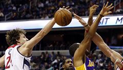 Basketbalista Washingtonu Jan Veselý (vlevo) a Xavier Henry z Los Angeles Lakers