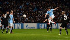 Fotbalista Manchesteru City Samir Nasri dává gól Plzni