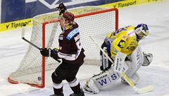 Zlín - Sparta Praha. Jan �vr�ek (vlevo) ze Sparty dal t�etí gól Lubo�i Hor�i�kovi ze Zlína