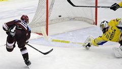 Zlín - Sparta Praha. Karel Pila� (vlevo) ze Sparty dává �tvrtý gól Lubo�i Hor�i�kovi (vpravo) ze Zlína