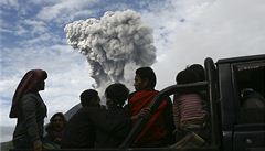 Indonéská sopka chrlí žhavý popel a kamení, místní prchají do bezpečí