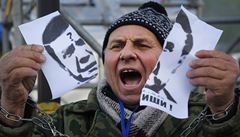 "Zbab�l�e!" k�i�í demonstrant v Kyjev� a trhá portrét prezidenta Janukovy�e