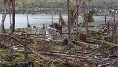 Pohled na zátoku ve mst Guiuan. Pílivová vlna z moe zde zasolila pdu, která se tak po njaký as stane neplodnou. 