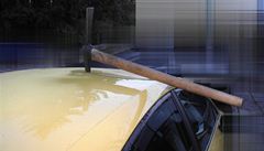 Krumpá� zaseknutý ve st�e�e vozu olomouckého �alobce