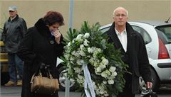 Na pohřeb Romana Housky přišla rodina, známí i Fibingerová