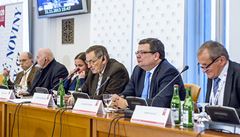 V panelové diskusi hovoí pedseda polského Státního tribunálu Zbigniew Romaszewski.