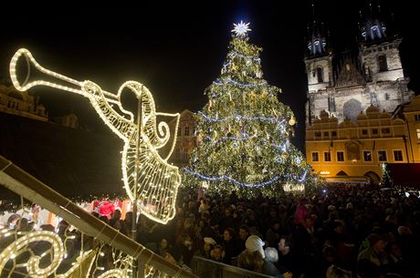 Slavnostnímu rozsvcení vánoního stromu pihlíely na Staromstském námstí tisíce lidí.