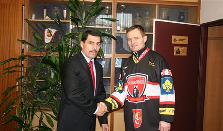 Josef Marha (vpravo) krátce po podpisu smlouvy s generálním manaerem klubu Aleem Kmoníkem.